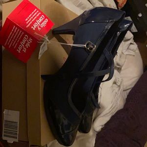 Closed toed blue heels never worn